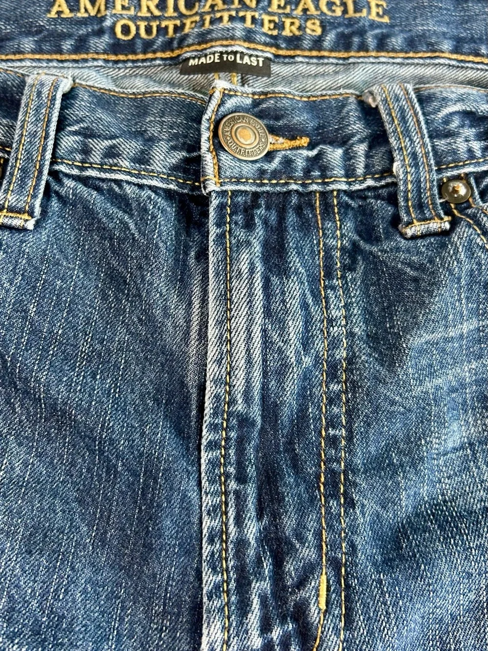 American Eagle Outfitters Men's Faded Blue Relaxed Straight Jeans